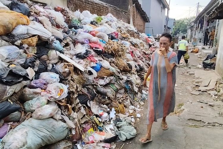 Sampah Menggunung hingga 2 Meter di Pasar, Warga Cirebon Keluhkan Bau Menyengat dan Jalan Tertutup