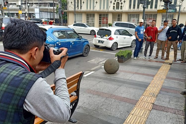 Jasa fotografer jalanan di kawasan kota tua Bandung membantu wisatawan yang ingin mendapatkan foto yang berkualitas bagus dan angle yang ciamik. Selain sudah hapal bagaimana teknik pengambilan gambar yang baik, mereka juga menggunakan kamera DSLR profesional. Harga yang ditawarkan pun terbilang cukup murah dan terjangkau. Untuk satu foto, wisatawan cukup menebusnya dengan uang Rp.5.000.