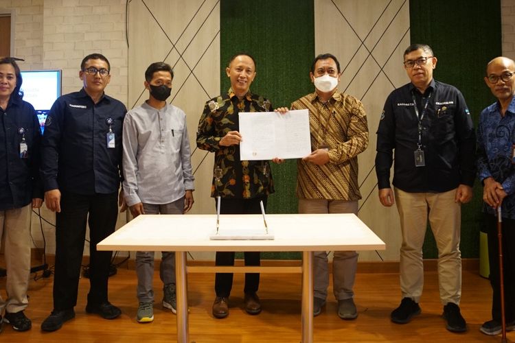 Kementerian KP dengan PT. Tridacna Banyu Lestari menandatangani Perjanjian Kerja Sama Operasional (KSO) pengembangan Marine Aquarium Education Center di Pangandaran, di Gedung Mina Bahari 3, Jakarta, Jumat (4/11/2022).