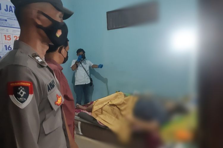 Inafis Polres Kulon Progo memeriksa jazad lansia yang sudah kaku di tempat tidurnya di Kalurahan Kedungsari, Kapanewon Pengasih, Kabupaten Kulon Progo, Daerah Istimewa Yogyakarta. Jenazah ini ditemukan setelah beberapa hari meninggal dunia.