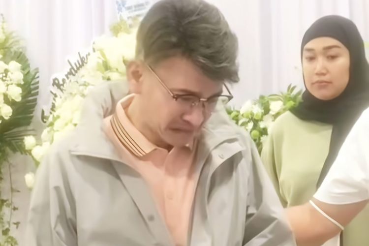 Ruben Onsu Lepas Kepergian Ayah Sarwendah