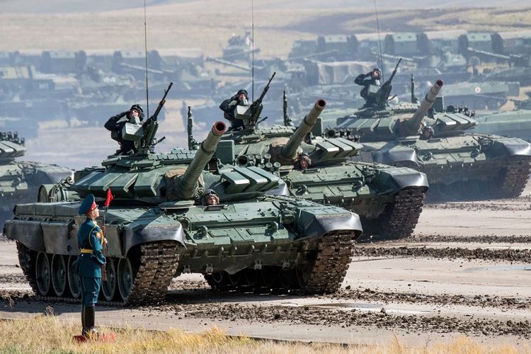 Tank-tank Rusia berparade di akhir latihan militer Vostok 2018 yang digelar di dekat perbatasan China. 