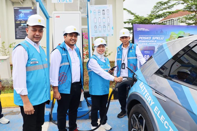 Direktur Retail dan Niaga PLN Edi Srimulyanti (kedua dari kanan) didampingi oleh Executive Vice President Penjualan dan Pelayanan Pelanggan Retail PLN, Daniel Lestanto (kiri), General Manager PLN Unit Induk Wilayah Sumatera Selatan, Jambi dan Bengkulu (UIW S2JB), Adhi Herlambang (kedua dari kiri), dan Senior Manager Niaga dan Manajemen Pelanggan, Yasnedi (kanan) melakukan simulasi pengisian daya mobil listrik di Rest Area KM. 56A Tol Indralaya - Prabumulih, Ogan Ilir, Sumatera Selatan, pada Senin (3/3).
