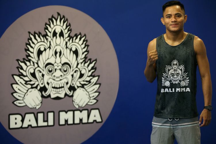 Petarung kelas terbang seni bela diri campuran atau mixed martial arts (MMA) ONE Championship asal Indonesia, Stefer Rahardian (kiri), berpose di sela latihan di sasana Bali MMA, Bali, Kamis (11/1/2018). Ia akan bertarung menghadapi lawannya Muhammad The Spider Imran asal Gujar Khan, Pakistan, yang digelar oleh ONE Championship di Jakarta Convention Center (JCC) pada Sabtu (20/1/2018) mendatang.