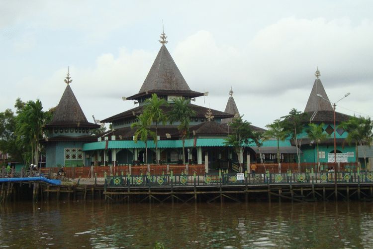 Masjid Sultan Suriansyah peninggalan Kesultanan Banjar, Kesultanan Islam di Kalimantan.