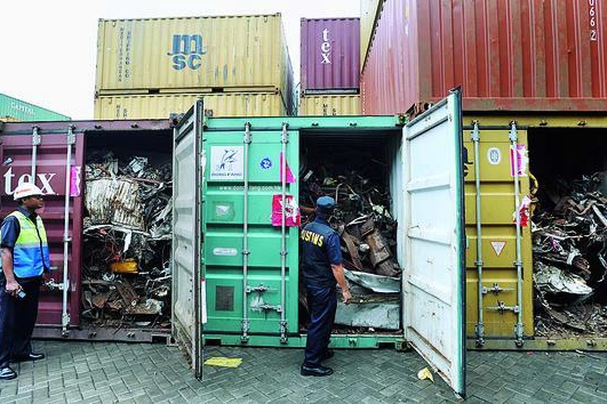 Petugas gabungan dari Kementerian Lingkungan Hidup (KLH), Bea dan Cukai, serta Markas Besar Kepolisian Negara RI memeriksa kontainer berisi potongan besi tua yang terkontaminasi bahan beracun dan berbahaya (B3) di Pelabuhan Tanjung Priok, Jakarta, Kamis (1/3). KLH akan memeriksa lagi 118 kontainer dari empat negara yang diduga isinya juga tercemar B3.