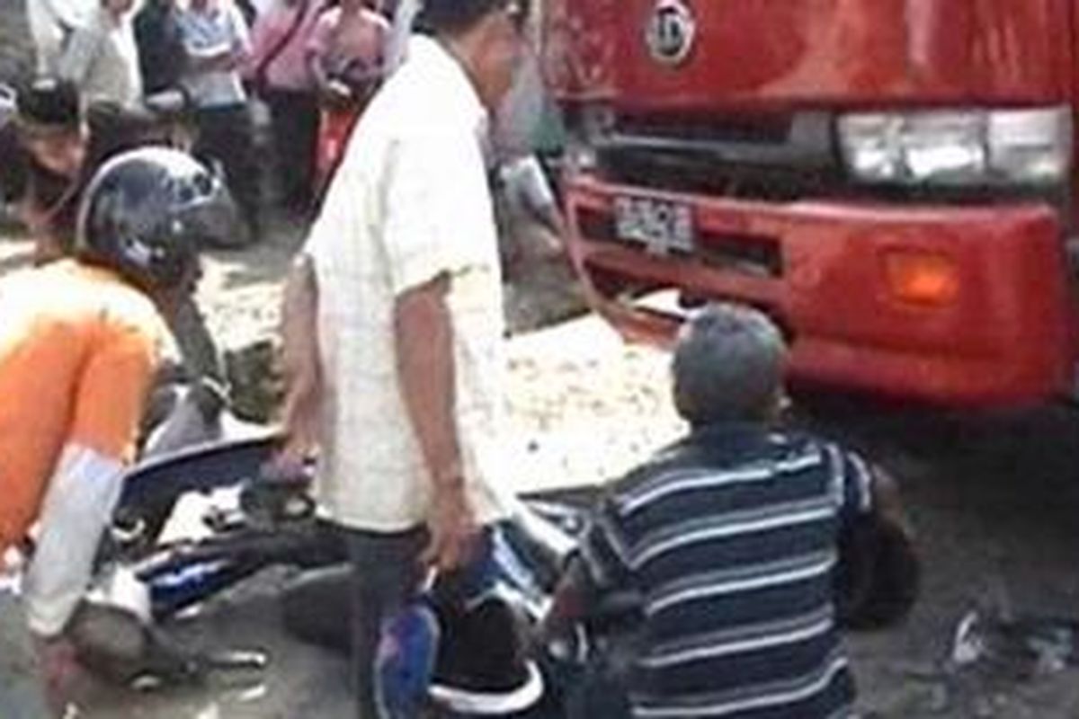 Ilustrasi: Tabrakan beruntun yang melibatkan dua sepeda motor serta sebuah truk terjadi di kilometer 10 kecamatan wonomulyo, kabupaten polewali mandar. Dalam insiden kecelakaan ini, seorang polisi tewas dilindas truk. Sedang empat korban lainnya termasuk pasangan suami istri dan seorang anaknya selamat meski mengalami luka serius