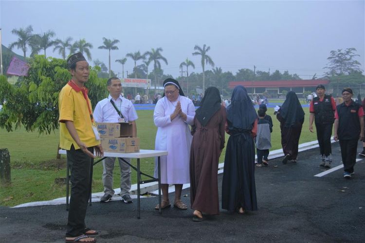 Umat lintas agama membantu pelaksanaan shalat id di lapangan upacara Korem 071/Wijayakusuma, Sokaraja, Banyumas, Jawa Tengah, Sabtu (22/4/2023).