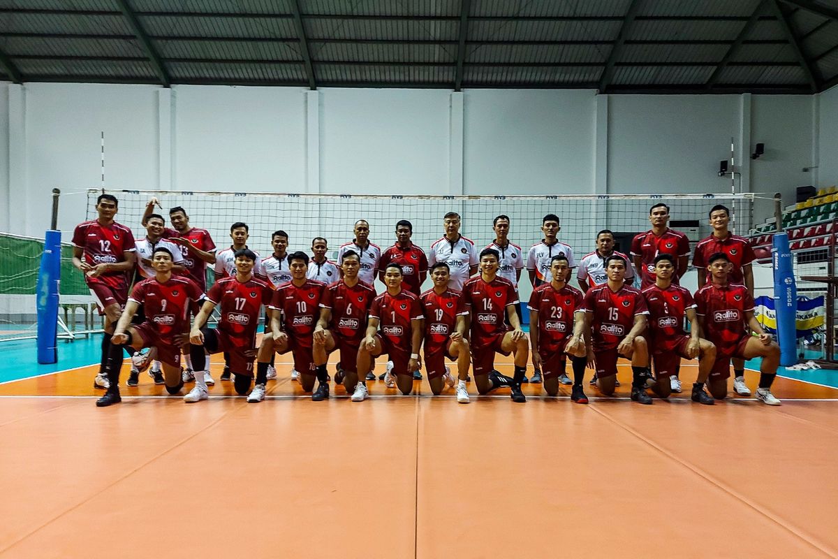 Skuad timnas voli putra Indonesia yang berlaga di SEA Games 2023 Kamboja. Indonesia masuk Grup A bersama Kamboja, Singapura, dan Filipina. Pada laga kedua, Indonesia melawan Singapura di Olympic Indoor Stadium, Phnom Penh, pada Kamis (4/5/2023) sore WIB. Terkini, timnas voli putra Indonesia lolos ke final SEA Games 2023 usai menggasak Vietnam 3-0 pada Minggu (7/5/2023) petang WIB (Foto Dok. PBVSI)