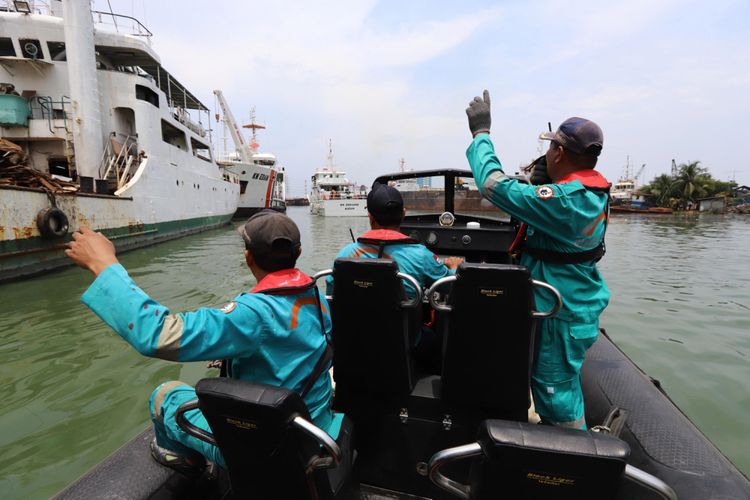 Anggota Basarnas melakukan persiapan untuk mencari korban jatuhnya pesawat Lion Air JT-610 ke laut, di Pelabuhan Jakarta, 29 Oktober 2018. Pesawat Lion Air tujuan Pangkalpinang tersebut membawa 188 orang.
