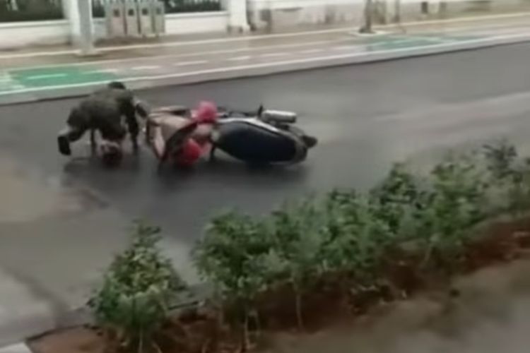Sebuah video yang memperlihatkan sejumlah pengendara motor tergelincir saat melintasi kawasan Kota Tua, Jakarta Barat, viral di media sosial.