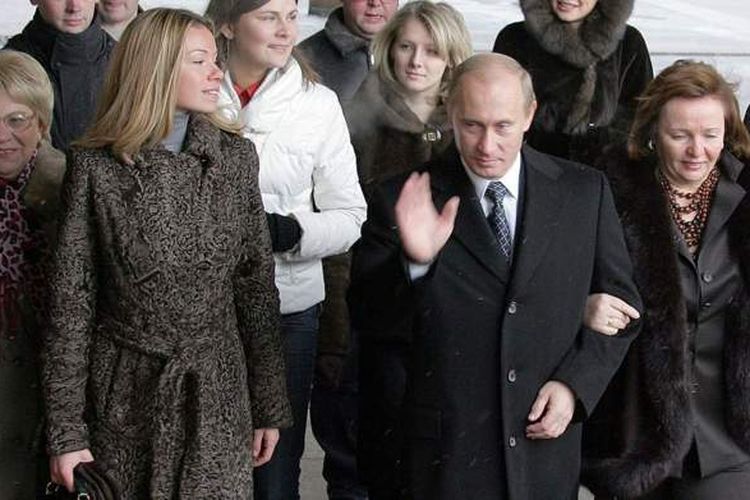 Putin berfoto pada 2007 bersama mantan istrinya Ludmila (kanan) dan putrinya Maria Vorontsova (kedua kiri) di Moskwa, Rusia.