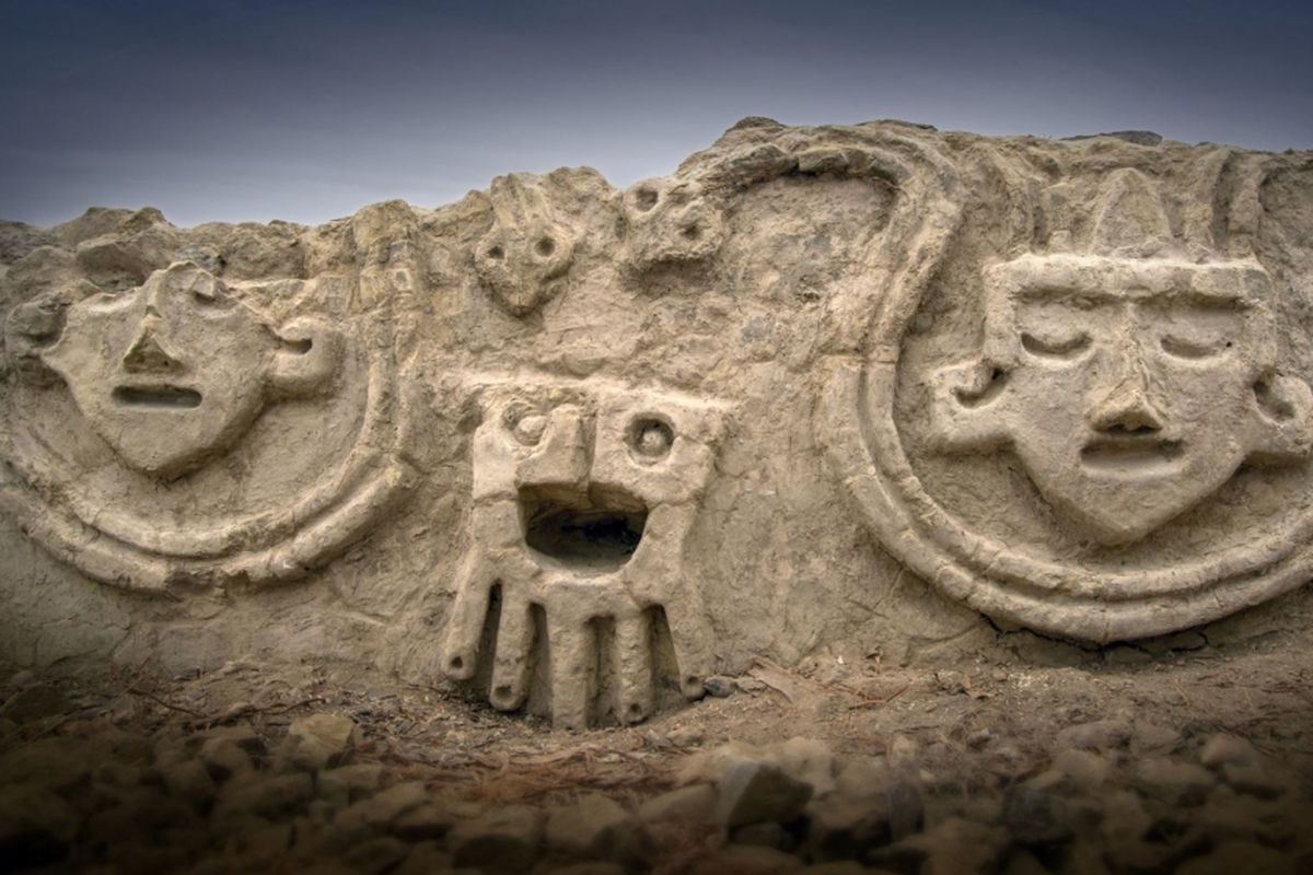 Para arkeolog dari Archeological Zone Caral (ZAC) menemukan dinding berukuran satu kali tiga meter tersebut di kompleks arkeologis Vichama, Lembah Supe, yang terletak sekitar 180 kilometer dari utara Lima, Peru.