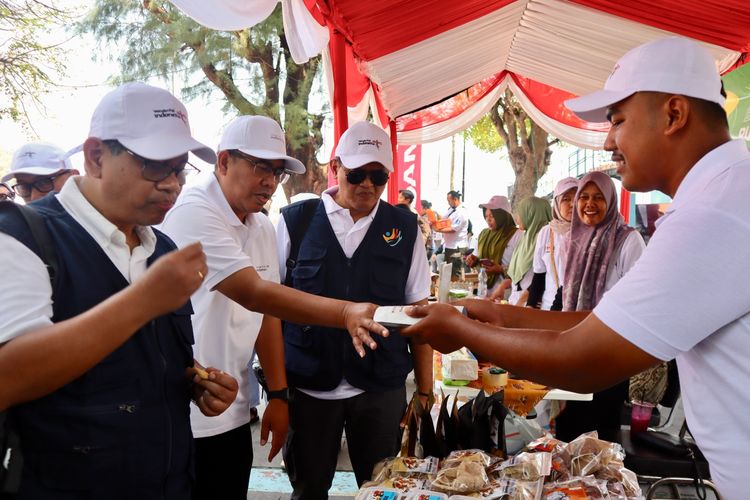 Wakil Bupati Kepulauan Seribu Daerah Khusus Jakarta Muhammad Aceng Zaeni (kedua kiri), Chief of Corporate Human Capital Development Astra Aloysius Budi Santoso (kiri), Head of Corporate Industrial Relations Astra Gama Anom Yogotomo (kedua kanan), saat mengunjungi produk UMKM Binaan warga Kampung Berseri Astra Pulau Pramuka pada hari ini (27/8/2025).