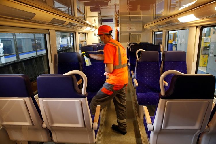 Pekerja menyemprotkan desinfektan pada kereta wilayah TER di bengkel perawatan SNCF di Lille, ditengah pandemi virus corona (COVID-19) di Prancis, Senin (4/5/2020). ANTARA FOTO/REUTERS/Pascal Rossignol/pras/djo