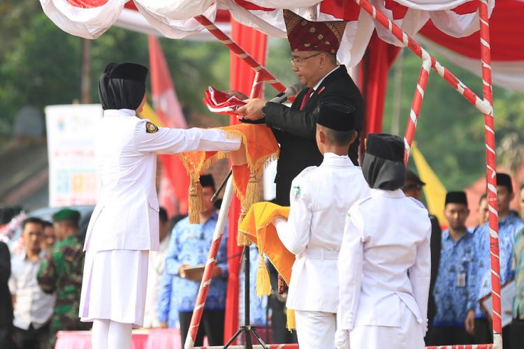 Mendes PDTT  Eko Putra Sandjojo menjadi Inspektur upacara (Irup) HUT ke-73 di lapangan rumput daerah tertinggal di Kabupaten Seluma, Bengkulu, Jumat (17/8/2018)