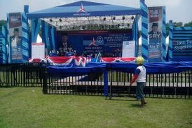 Panggung kampanye perdana Partai Demokrat di Jawa Timur yang digelar di stadion Rejoagung di Kabupaten Tulungagung, Jawa Timur, Selasa (18/3/2014).