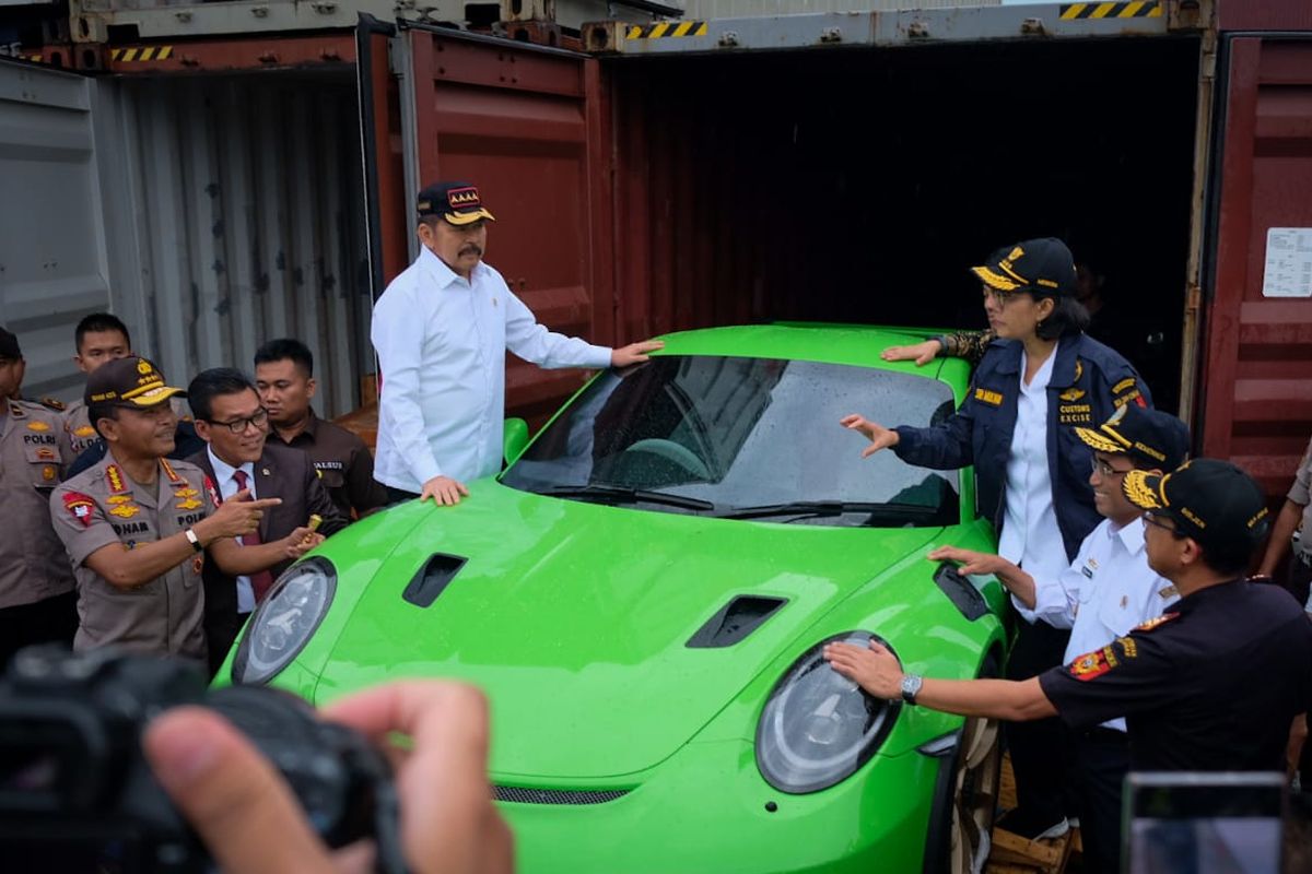 Penyelundupan mobil dan motor mewah di Tanjung Priok