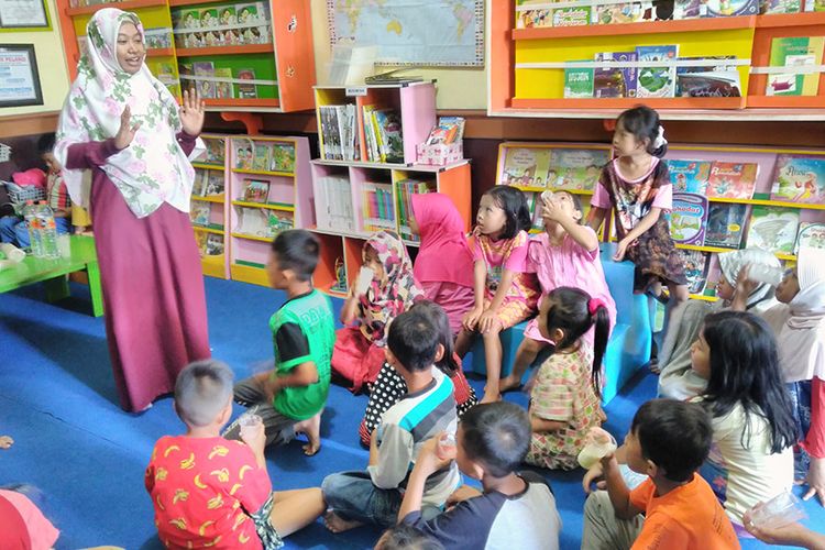 Pembelajaran bahasa Inggris oleh staf pengajar dari ILC kepada anak-anak pengunjung Taman Bacaan Masyarakat Rumah Pelangi di Desa Suci, Kecamatan Manyar, Gresik, Jawa Timur.
