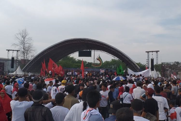 Ribuan masyarakat memadati Lapangan Bukit Gelanggang Dumai, Riau, untuk menyambut kedatangan capres Jokowi, Selasa (26/3/2019).