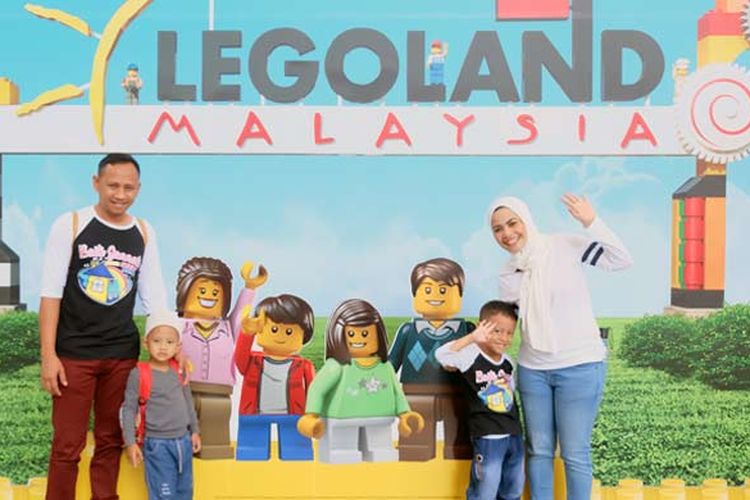 Salah satu keluarga pemenang program belanja berhadiah utama trip ke Legoland Malaysia berfoto di pintu masuk utama, pada Senin (19/3/2018) lalu.