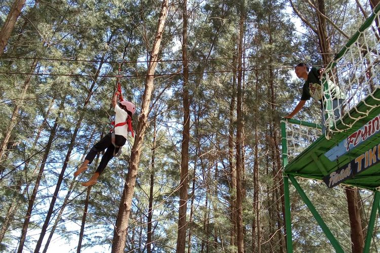 Wahana permainan flying fox anak di Pantai Tikus Emas Bangka, Kepulauan Bangka Belitung, Minggu (28/1/2024).