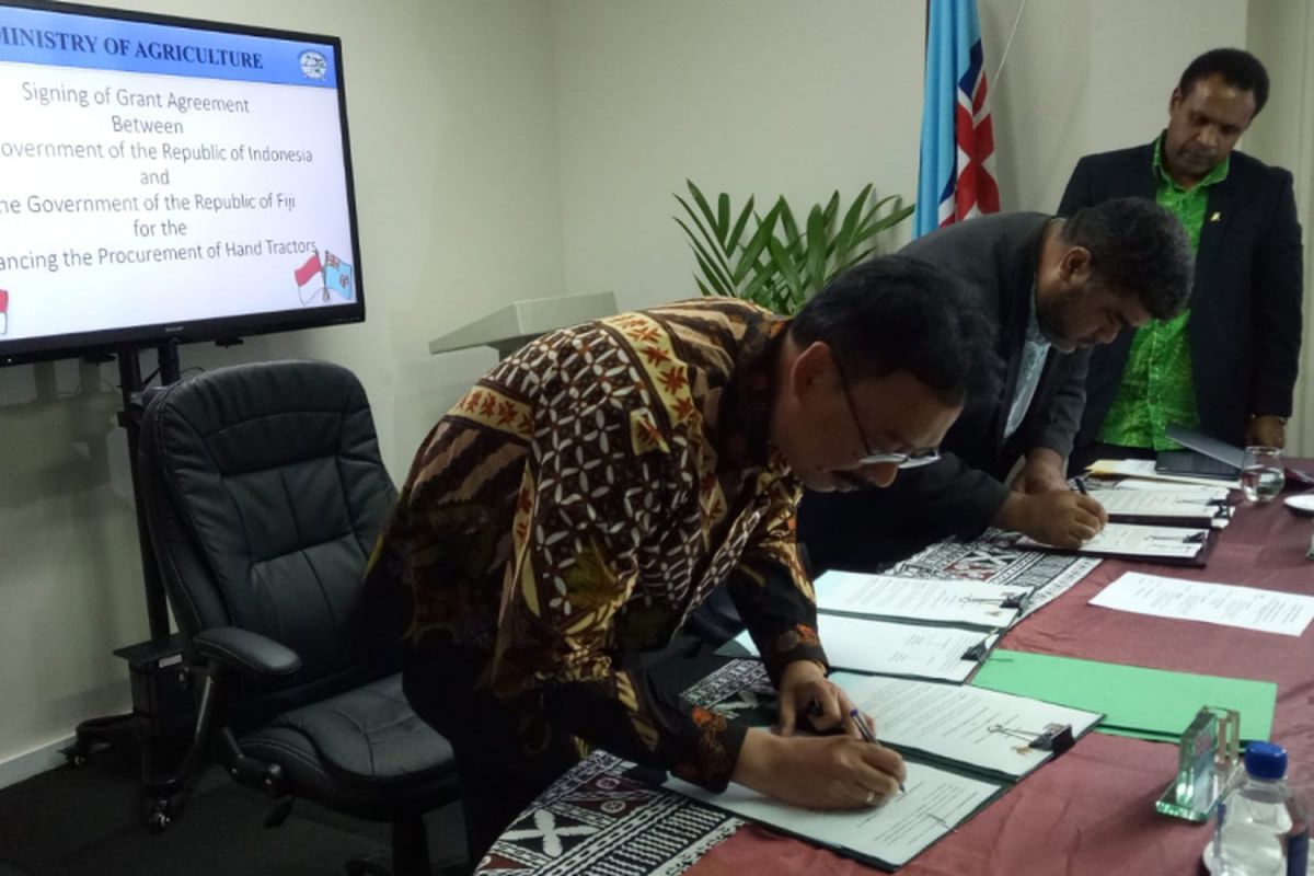 Sekretaris Jenderal Kementerian Pertanian (Kementan) Indonesia Syukur Irwantoro (kiri pertama) dan Permanent Secretary Kementan Fiji (kiri kedua) menandatangani pembentukan Joint Agricultural Working Group (JAWG) antara Kementan RI dengan Kementan Fiji, di kantor Kementan, Maritim dan Perdesaan, serta Penanganan Bencana Nasional Fiji, Kamis (1/11/2018).