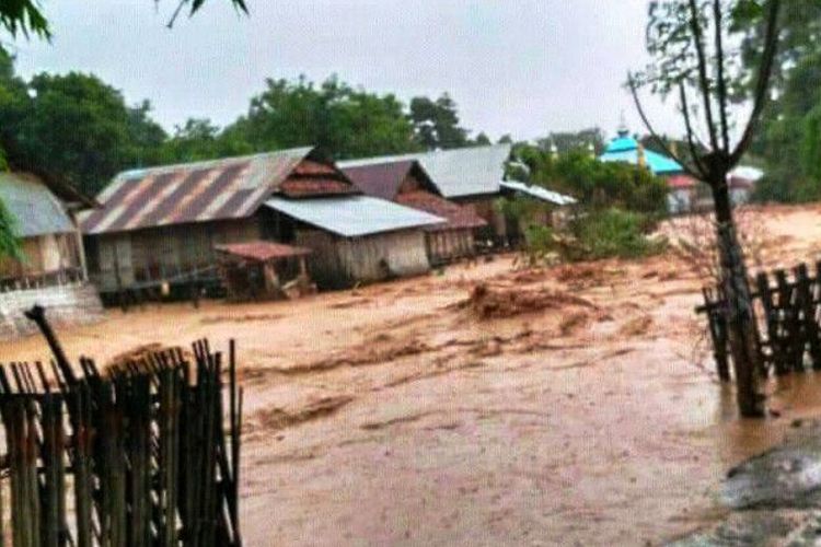 Banjir bandang menerjang permukiman warga Desa Karumbu, Kecamatan Langgudu, Kabupaten Bima. Akibatnya, satu rumah warga yang berada di pinggir sungai hanyut terseret arus, Kamis (22/2/2018).
