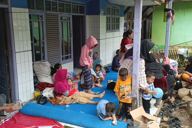 Suasana para pengungsi dan relawan yang berada di Posko Pengungsian Utama di RW 08 Kampung Cicarirang, posko tersebut menjadi titik pendistribusian bantuan logistik untuk korban longsor di Kecamatan Arjasari, Kabupaten Bandung, Jawa Barat, Selasa (9/12/2025)