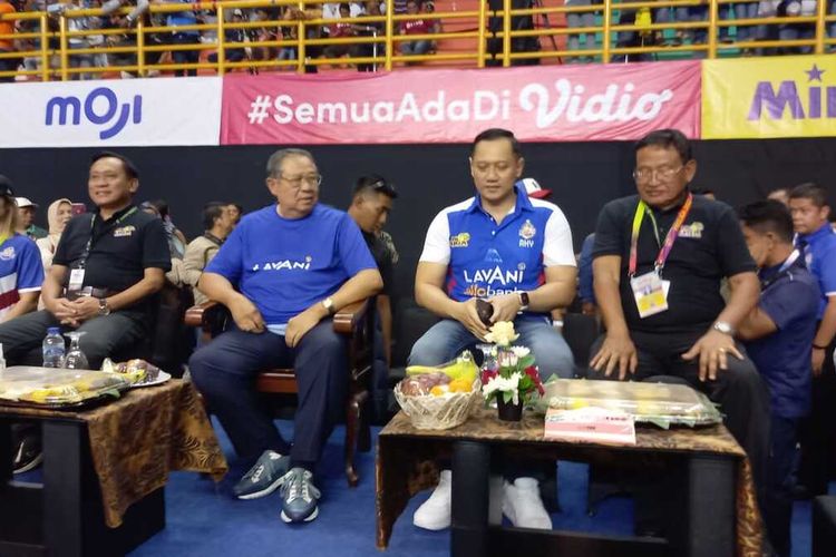 SBY dan AYH saat datang langsung menyaksikan pertandingan Voli Pro Liga 2023 di Gor Indoor Jalak Harupat, Kabupaten Bandung, pada Kamis (4/1/2023).
