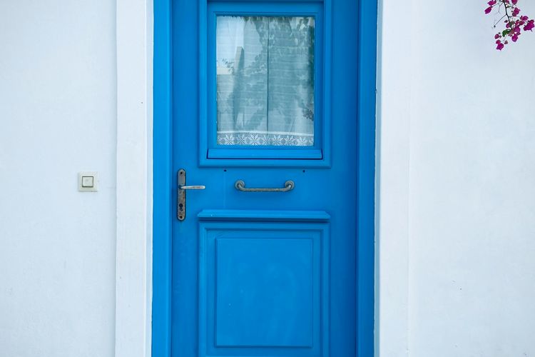 Ilustrasi pintu depan rumah berwarna biru.