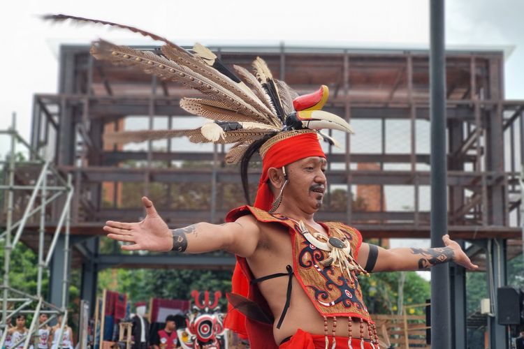 Penari saat tari babukung.