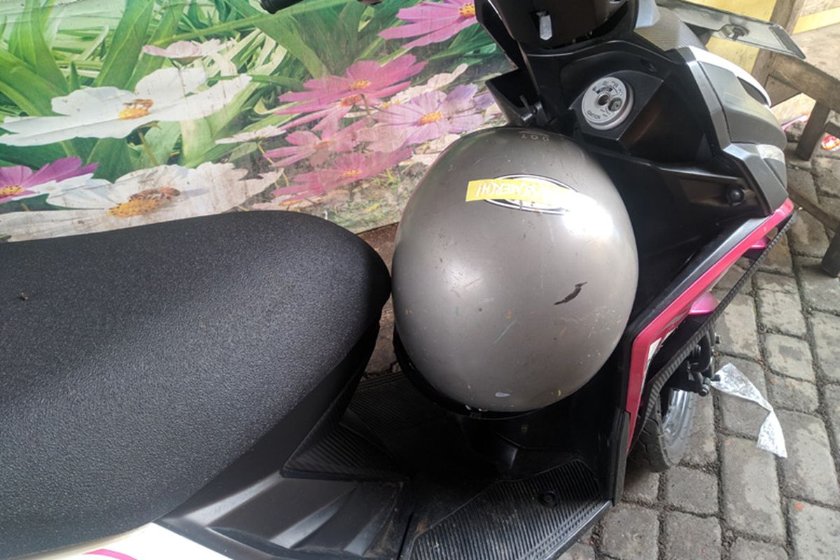 Meletakkan helm jangan di spion, helm bisa diletakkan pada gantungan barang di kendaraan. 