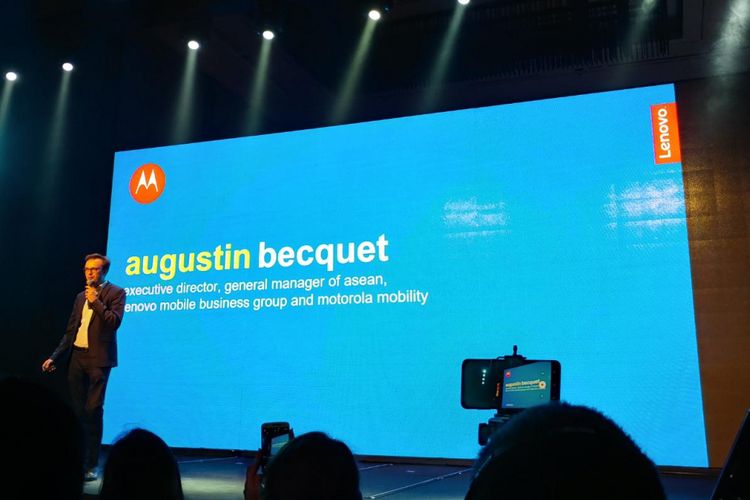 Augustin BecQuet, Executive Director and General Manager of ASEAN, Lenovo Mobile Business Group and Motorola Mobility saat peluncuran Moto Z2 Play di bangkok, Rabu (5/7/2017).