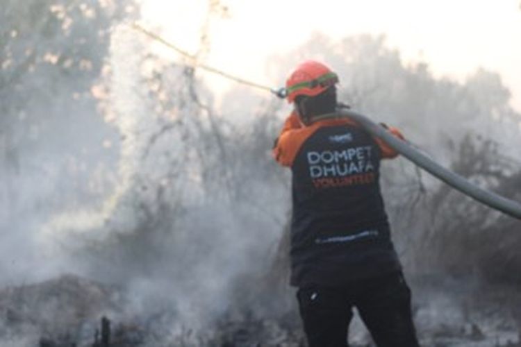 Tim Disaster Management Center (DMC) Dompet Dhuafa ikut membantu meredakan kebakaran hutan dan lahan (karhutla) di Desa Arang Limbung, Kecamatan Sungai Raya, Kabupaten Kubu Raya, Kalimantan Barat, Jumat (26/7/2024).