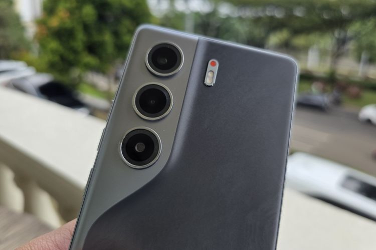 Tecno Camon 40 dibekali kamera utama 50 MP dan kamera ultrawide 8 MP.