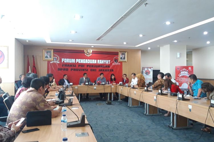 Sejumlah warga Kapuk Muara dan Kamal Muara mengadukan kekurangan air bersih ke Fraksi PDI-P DPRD DKI, lantai 8, Gedung DPRD DKI Jakarta, Kamis (3/10/2019) sore