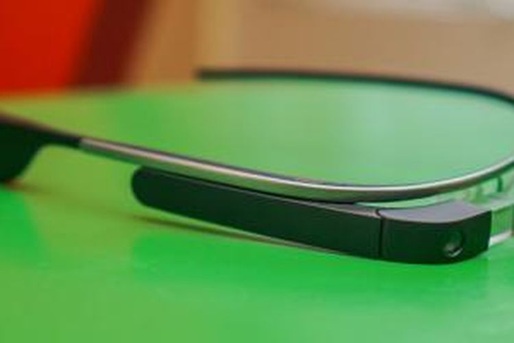 Google Glass adalah perangkat serupa kacamata (tanpa kaca) berbentuk asimetris. Frame bagian kanan lebih tebal karena memuat touchpad, prisma layar, dan komponen-komponen internal