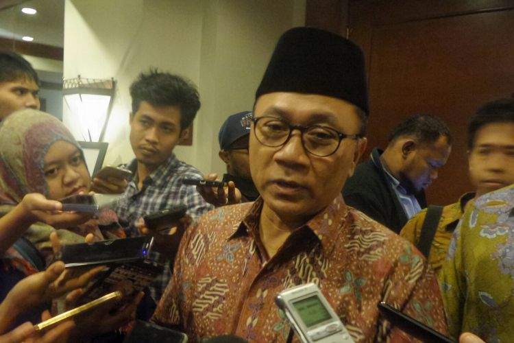 Ketua Umum PAN Zulkifli Hasan saat ditemui usai menghadiri Rapat Pimpinan Nasional Muslimat Nahdlatul Ulama di Hotel Crowne Plaza, Jakarta Selatan, Senin (27/3/2017).