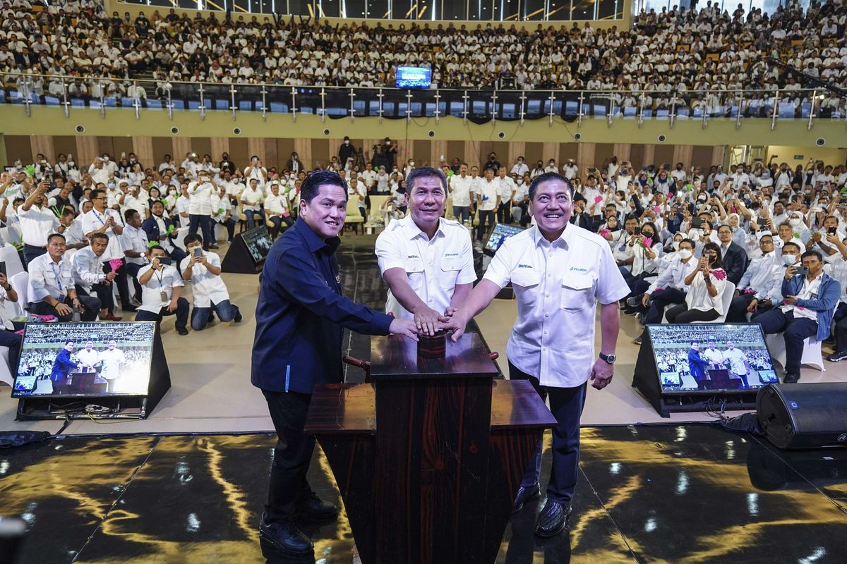 Menteri BUMN Erick Thohir (kiri) didampingi Direktur Utama Pelindo Arif Suhartono (tengah) dan Plt Komisaris Utama/Komisaris Independen Pelindo Marsetio (kanan) menekan tombol bersama pada acara Pelindo Forum 2023 di Pendulum Nusantara Hall, Ciawi, Kabupaten Bogor, Jawa Barat, Kamis (19/1/2023). Dalam kesempatan tersebut Erick Thohir menargetkan Pelindo masuk peringkat lima besar operator peti kemas dunia.