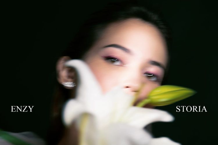 Penyanyi Enzy Storia merilis singel bertajuk Setengah Hati.
