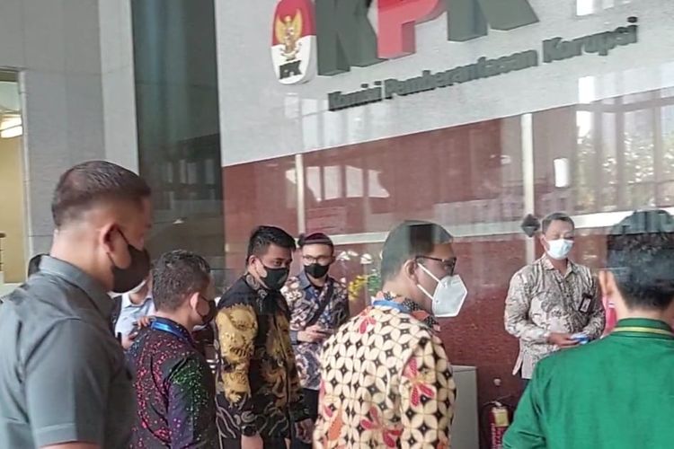 Wali Kota Medan Bobby Nasution dan sejumlah lembaga di Sumatera Utara diundang Komisi Pemberantasan Korupsi (KPK) untuk membicarakan serah terima aset Prasarana dan Sarana Umum (PSU) di Kota Medan, Senin (19/9/2022).