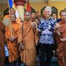 Momen Ganjar Menyapa Para Biksu Thudong yang Beristirahat di Mushala