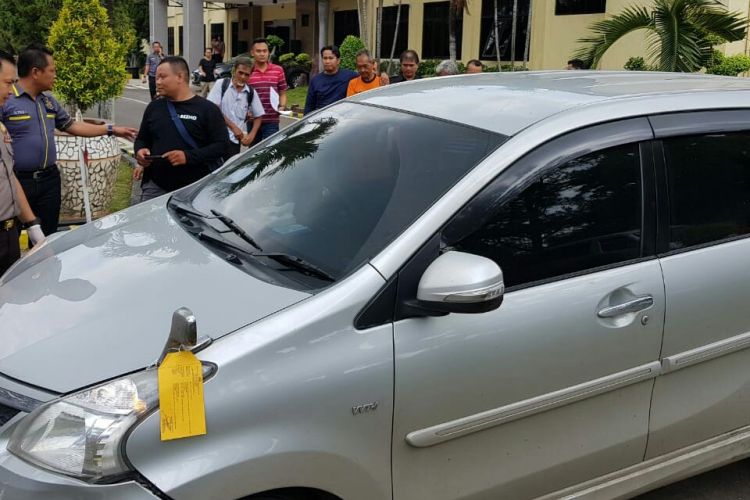 Kapolres Subang AKBP M Joni tengah memeriksa kendaraan yang digunakan pelaku TSO (59) untuk membuang jasad istrinya Nita Jong (56) ke wilayah perkebunan Karet di Subang.