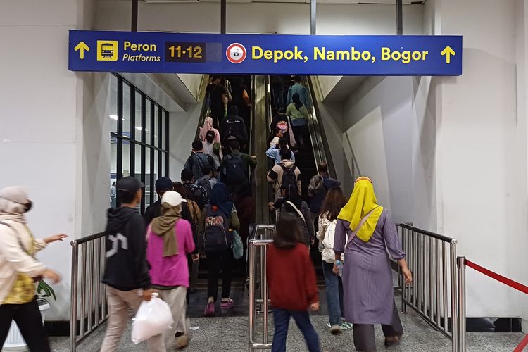 Penampakan eskalator peron 11 dan 12 Stasiun Manggarai, Jakarta Selatan, yang kembali berfungsi hari ini, Rabu (13/3/2024).