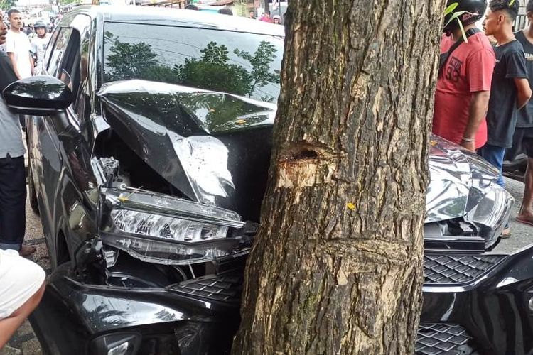 Mobil Daihatsu Xenia menabrak sebuah pohon di Jalan Rijali, kecamatan Sirimau, kota Ambon, Senin (2/10/2022)