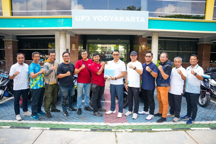 Enam pengendara motor listrik Alva yang tergabung dalam Alva Owners Club (AOC) berhasil menyelesaikan perjalanan dari Jakarta menuju Bali, Minggu (7/9/2025).