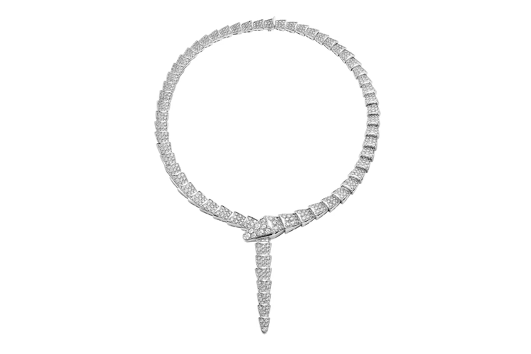 Salah satu kalung yang Luna kenakan saat resepsi pernikahan dengan Maxime Bouttier di Jakarta adalah Serpenti Viper Necklace dari Bvlgari.