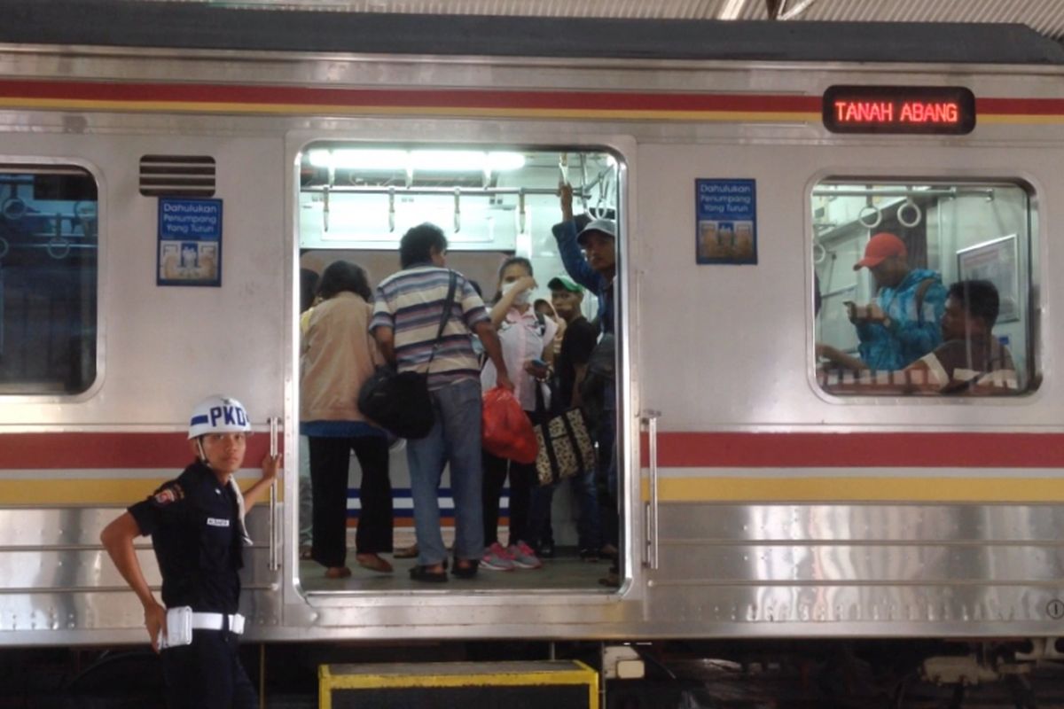 Penumpang memadati KRL jalur baru Tanah Abang-Rangkasbitung yang beroperasi sejak 1 April 2017.