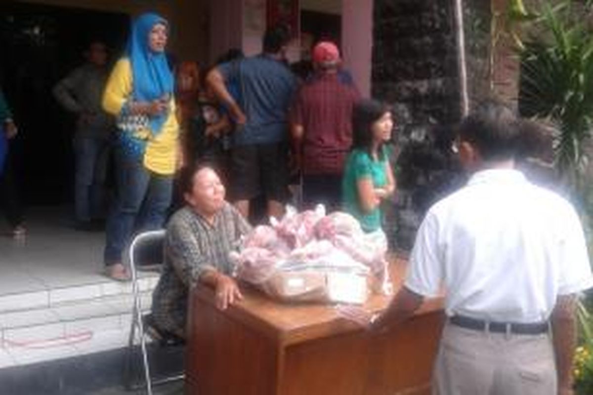 Pasar daging murah di Kelurahan Tambora, Jakarta Barat, Jumat (25/7/2014).